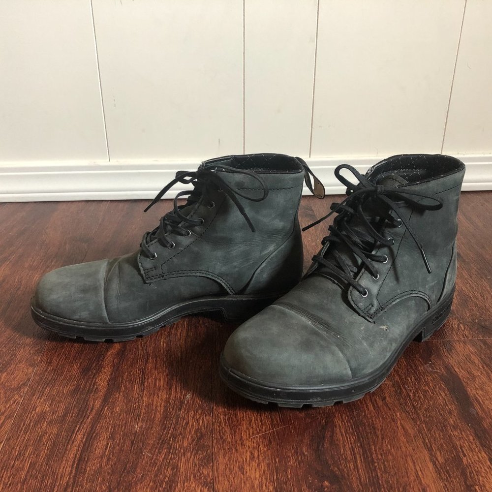Blundstones Size 5